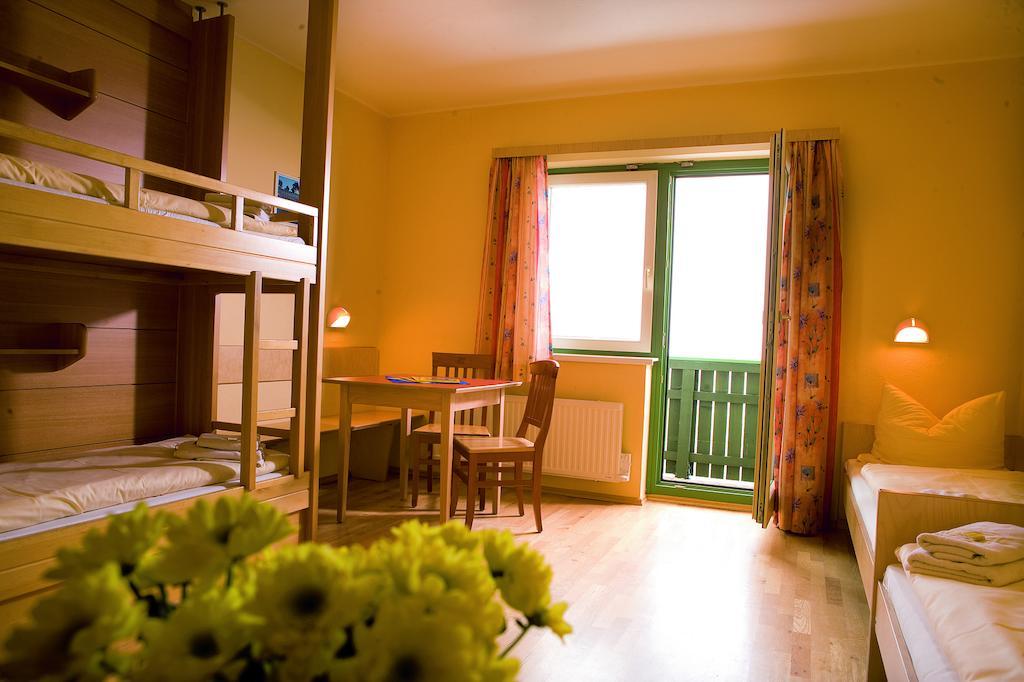 Jufa St. Martin Hotell Sankt Martin am Tennengebirge Rum bild