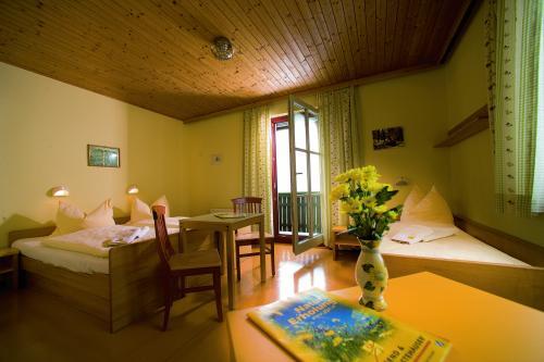 Jufa St. Martin Hotell Sankt Martin am Tennengebirge Rum bild