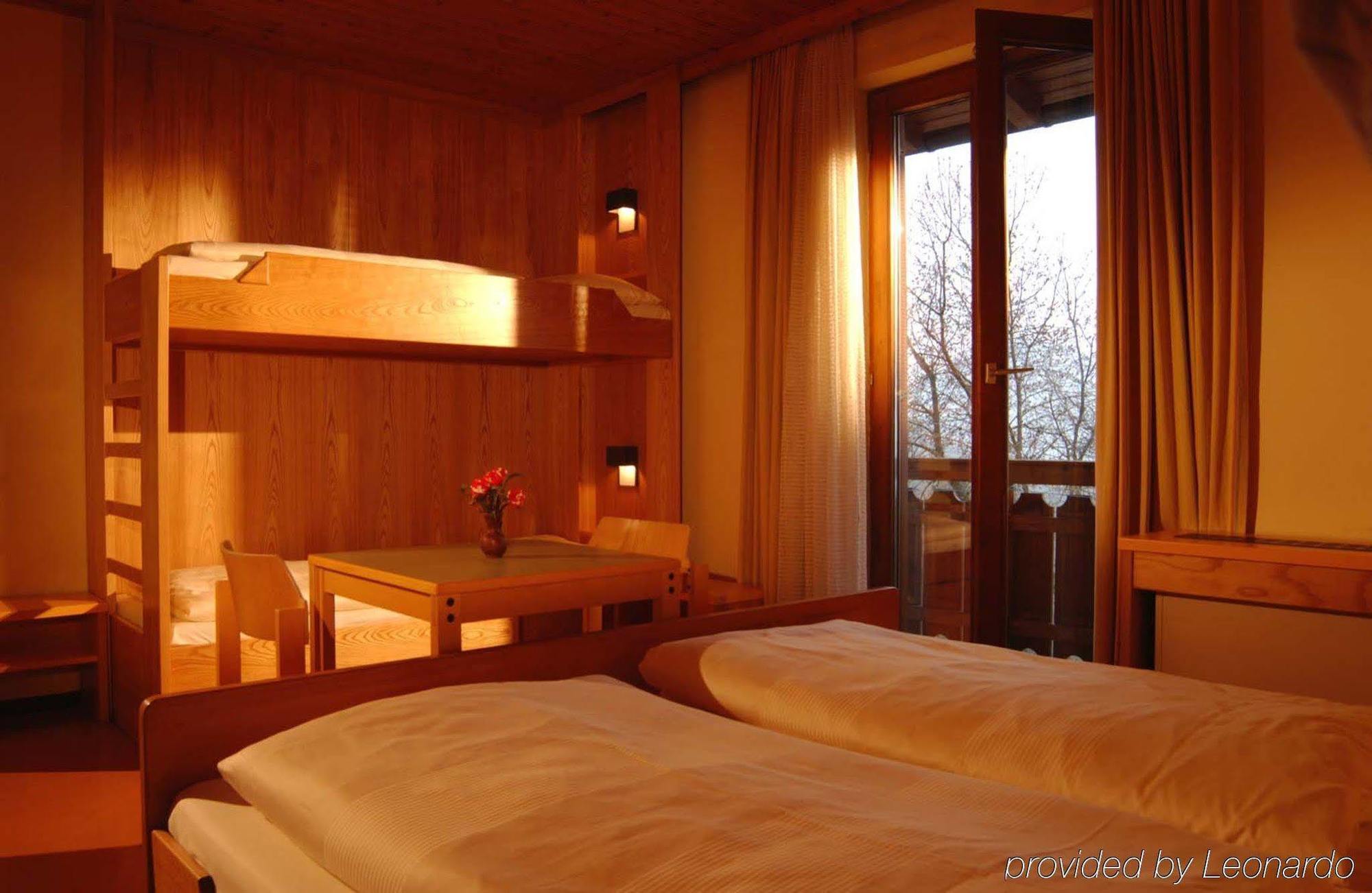 Jufa St. Martin Hotell Sankt Martin am Tennengebirge Rum bild