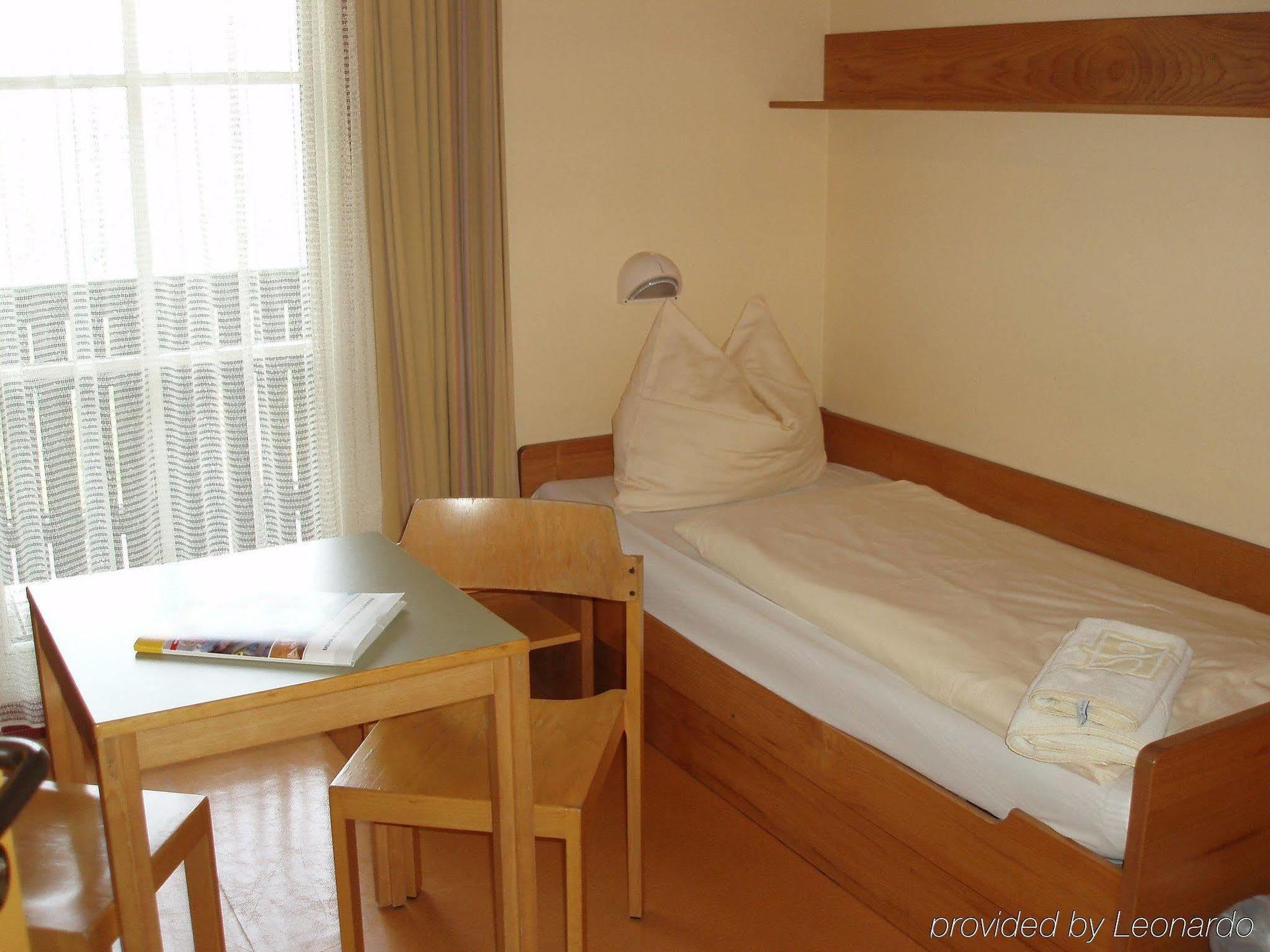 Jufa St. Martin Hotell Sankt Martin am Tennengebirge Rum bild